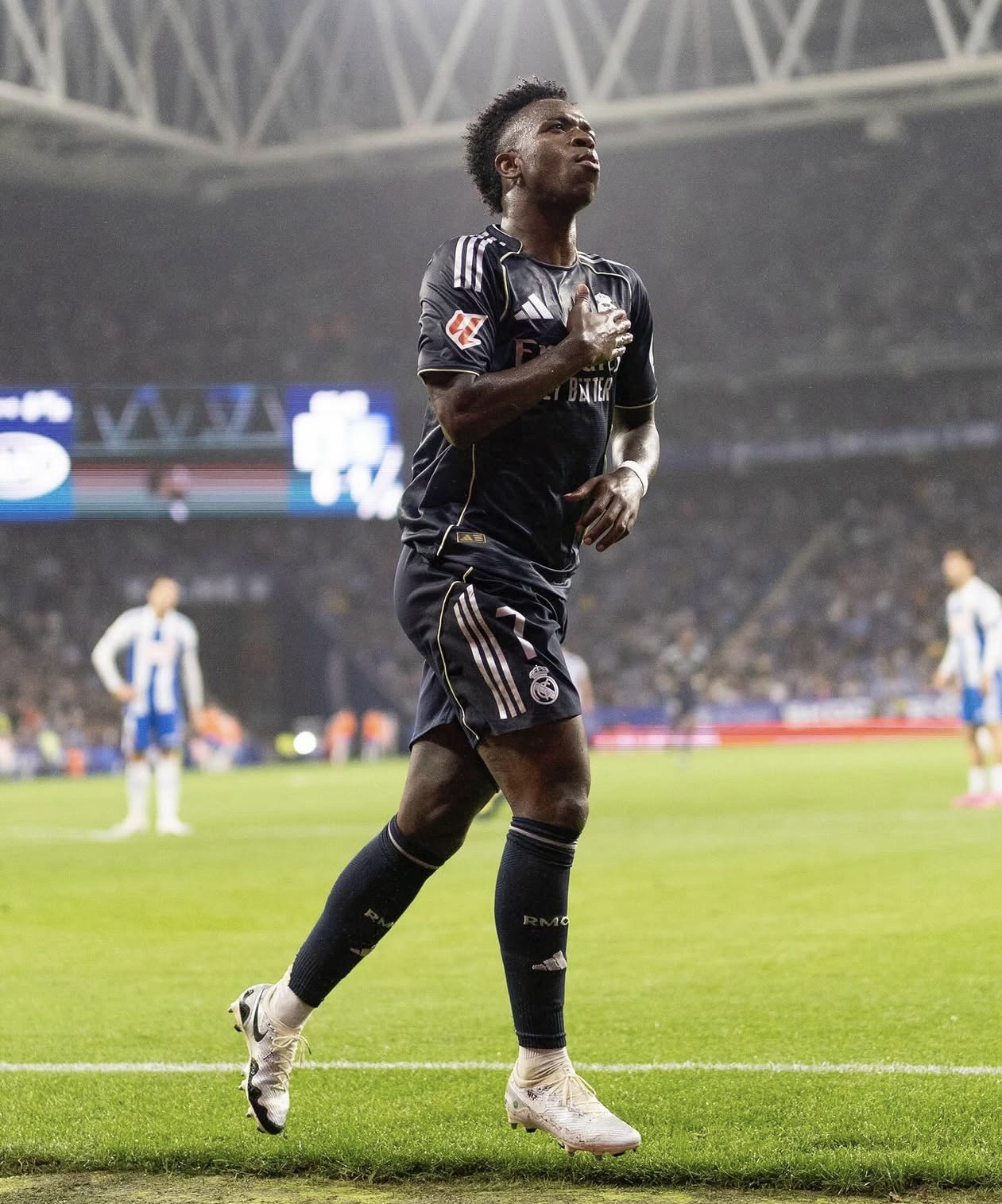 Así fue el primer mensaje de Vinícius a Cucurella como compañero